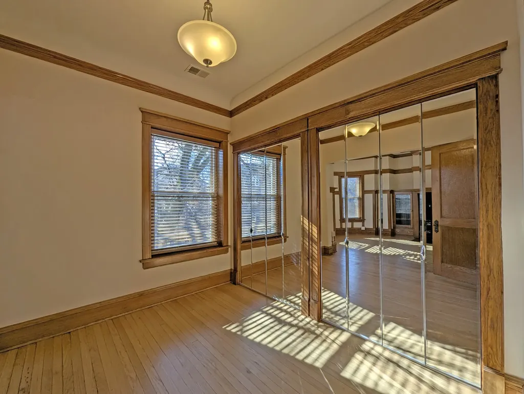 836 East 52nd Street Chicago IL 60615