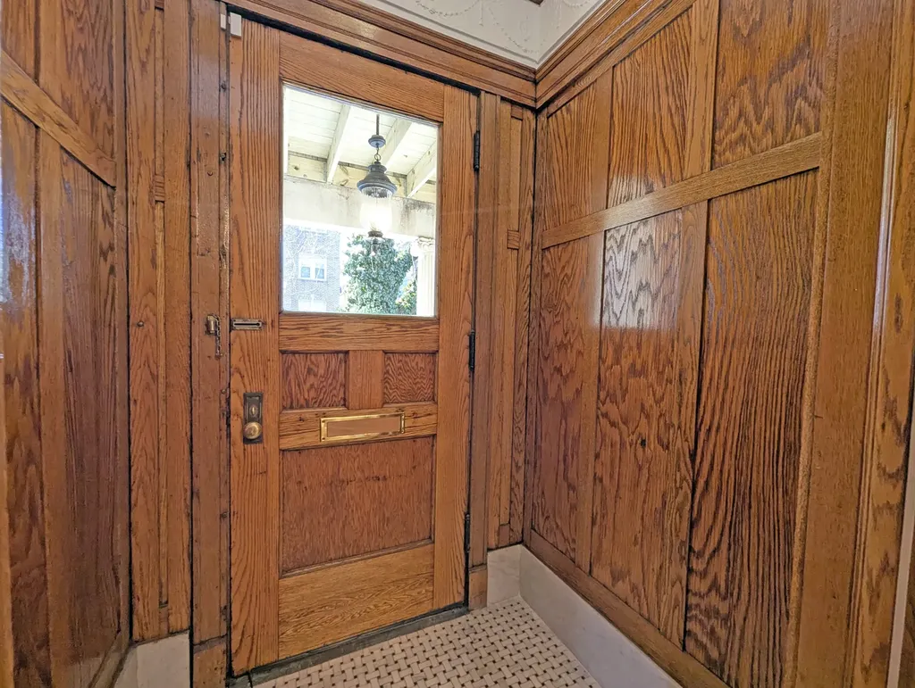 836 East 52nd Street Chicago IL 60615