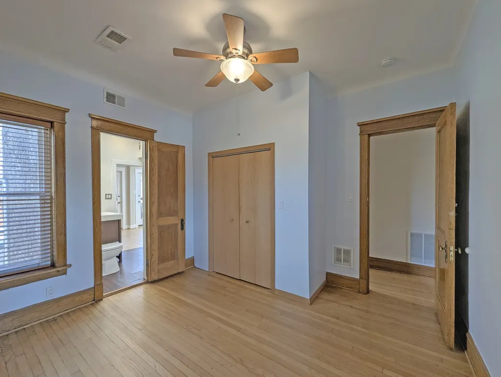 836 East 52nd Street Chicago IL 60615