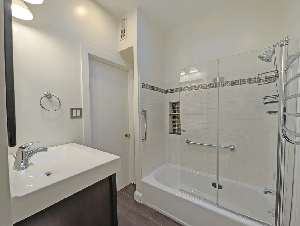 836 East 52nd Street Chicago IL 60615