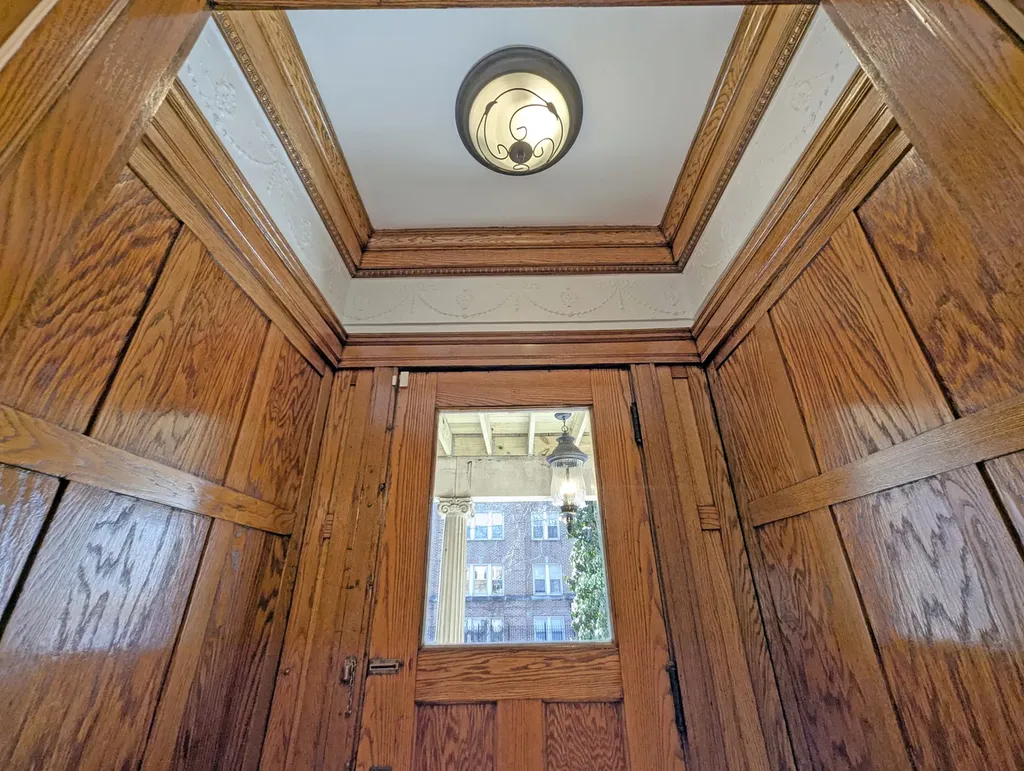 836 East 52nd Street Chicago IL 60615
