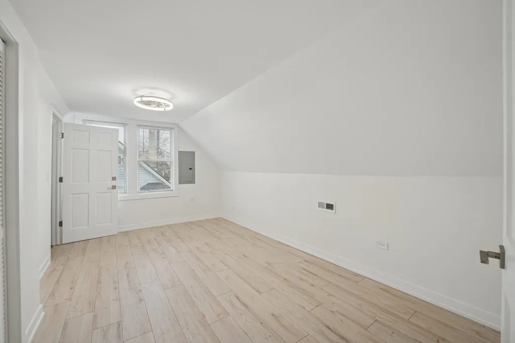 4954 West Byron Street Chicago IL 60641