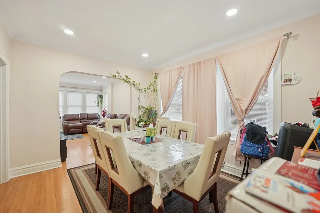 4954 West Byron Street Chicago IL 60641