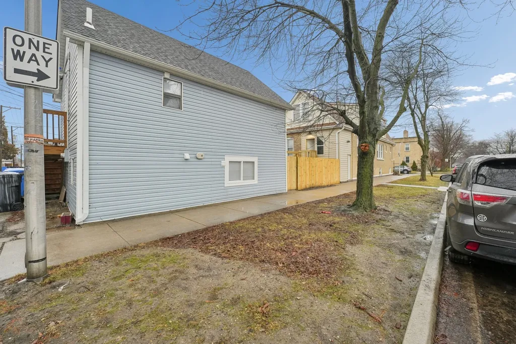 4954 West Byron Street Chicago IL 60641