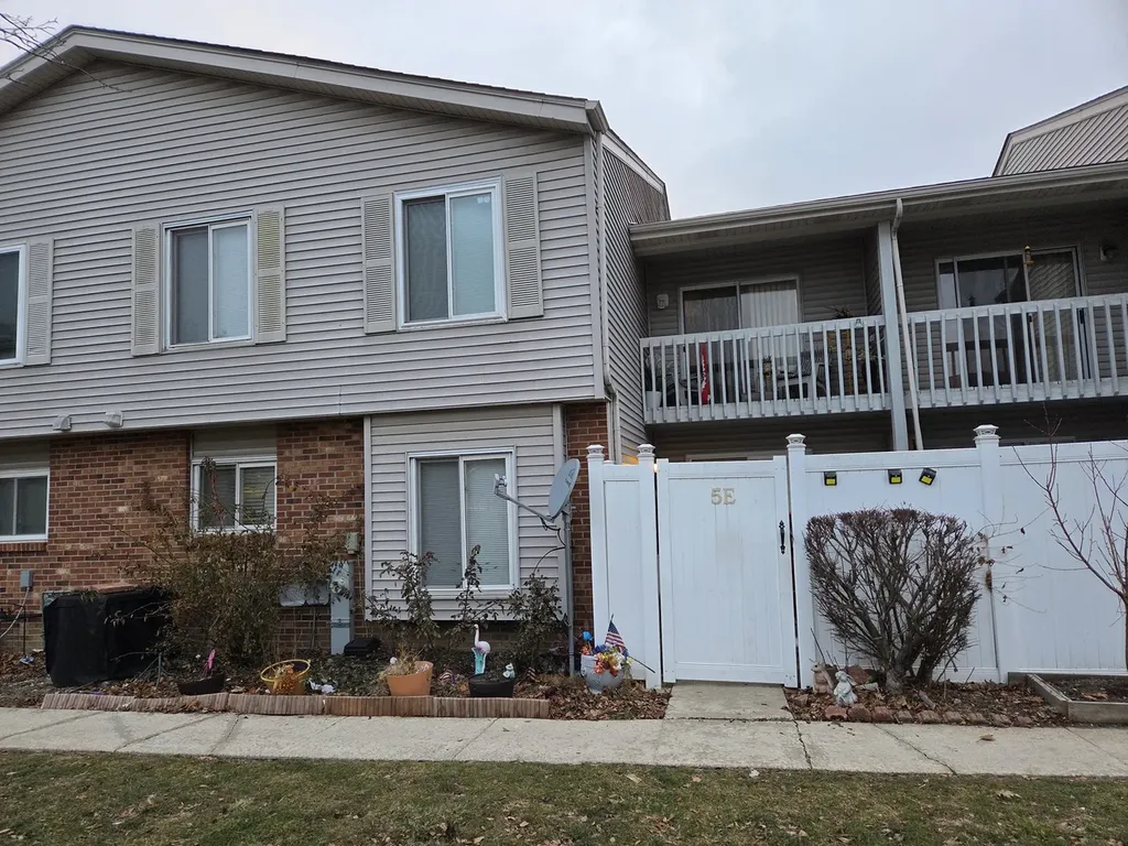 5 East Fernwood Drive Bolingbrook IL 60440