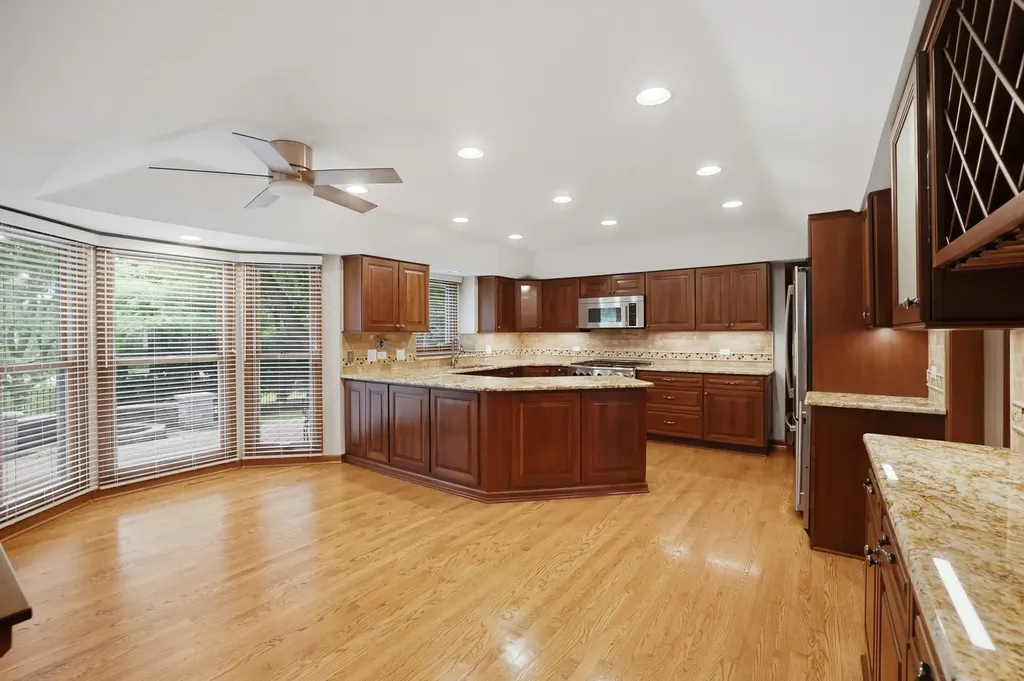 2528 Sun Valley Road Lisle IL 60532