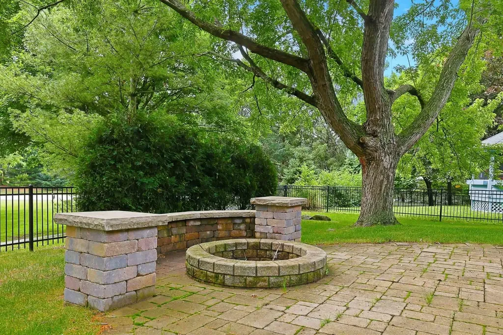2528 Sun Valley Road Lisle IL 60532