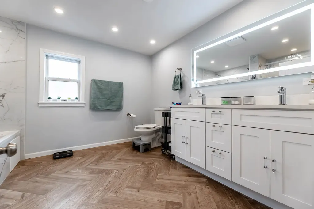 7251 South Paxton Avenue Chicago IL 60649