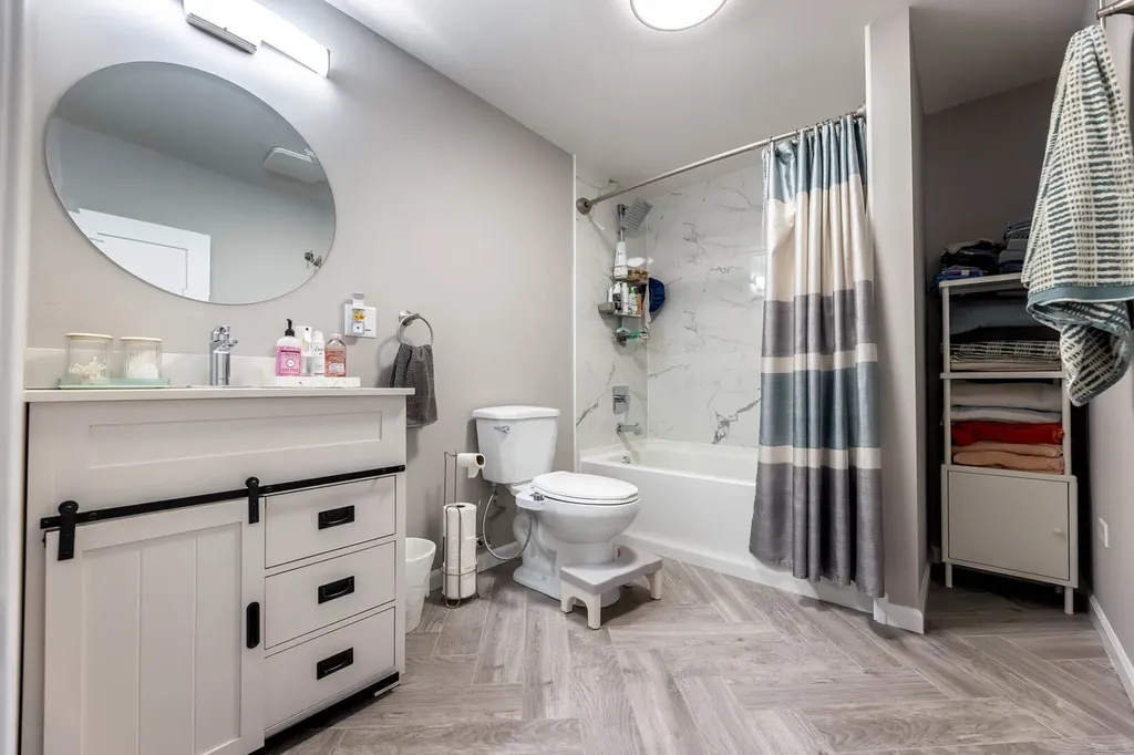 7251 South Paxton Avenue Chicago IL 60649