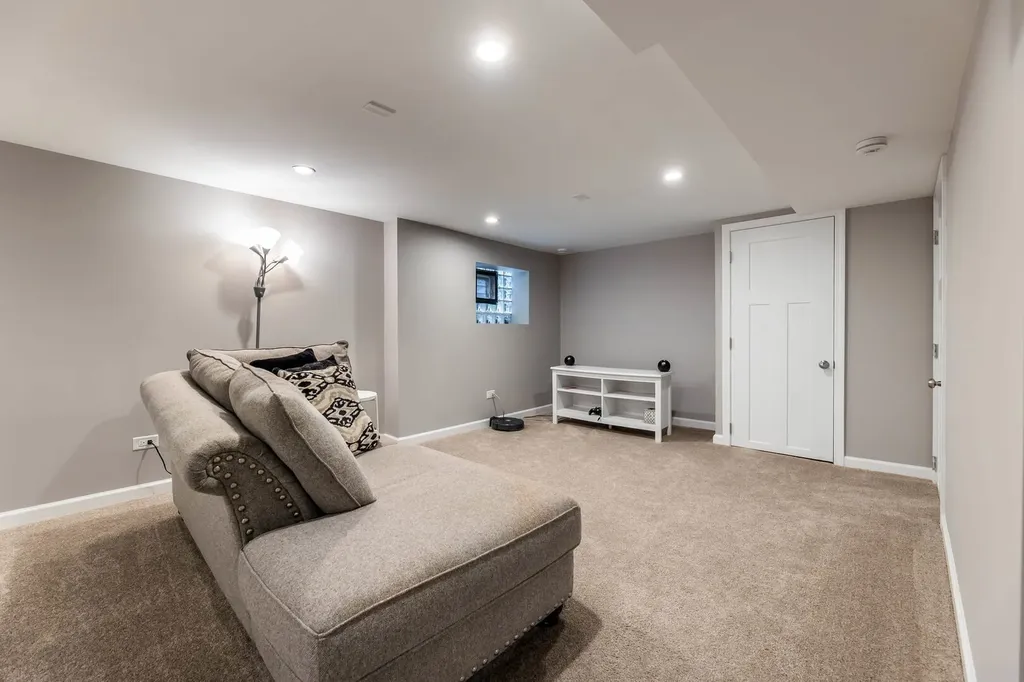 7251 South Paxton Avenue Chicago IL 60649