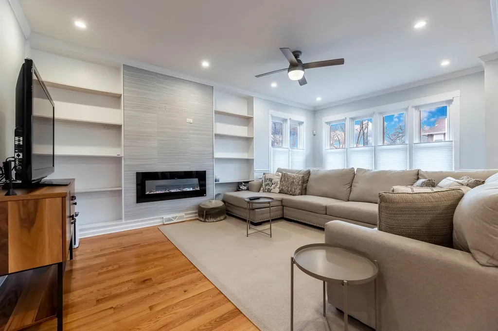 7251 South Paxton Avenue Chicago IL 60649