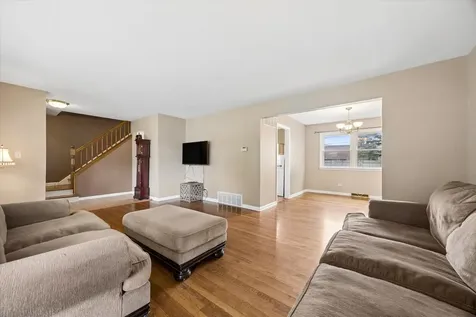 919 East Ironwood Drive Mount Prospect IL 60056