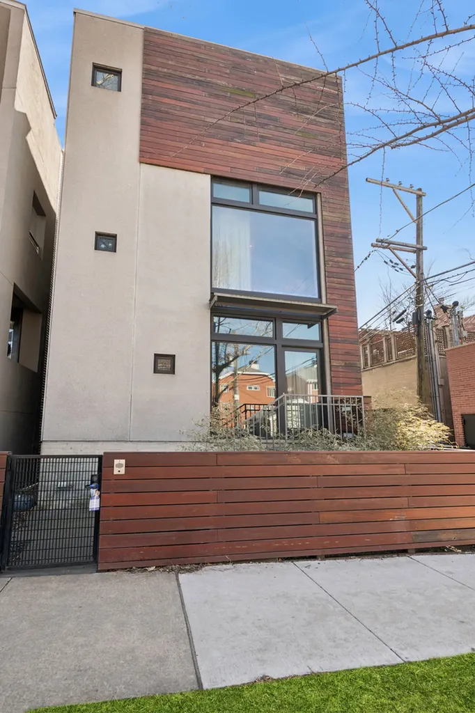 1445 West Lill Avenue Chicago IL 60614