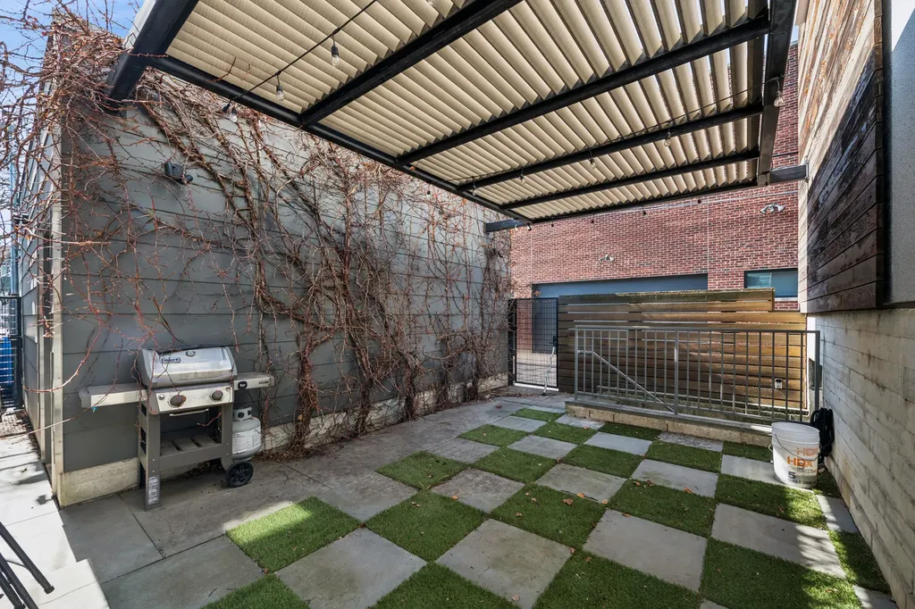 1445 West Lill Avenue Chicago IL 60614