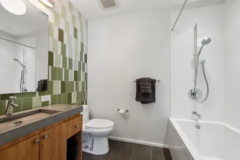 1445 West Lill Avenue Chicago IL 60614