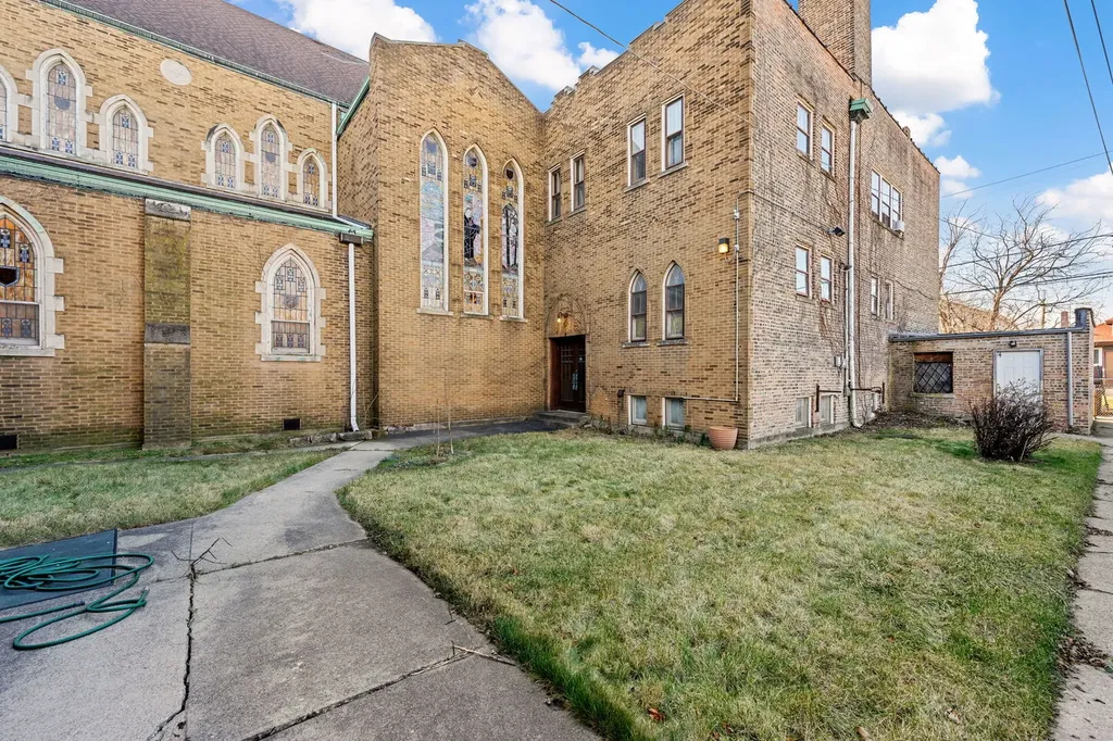318 East 74th Street Chicago IL 60619