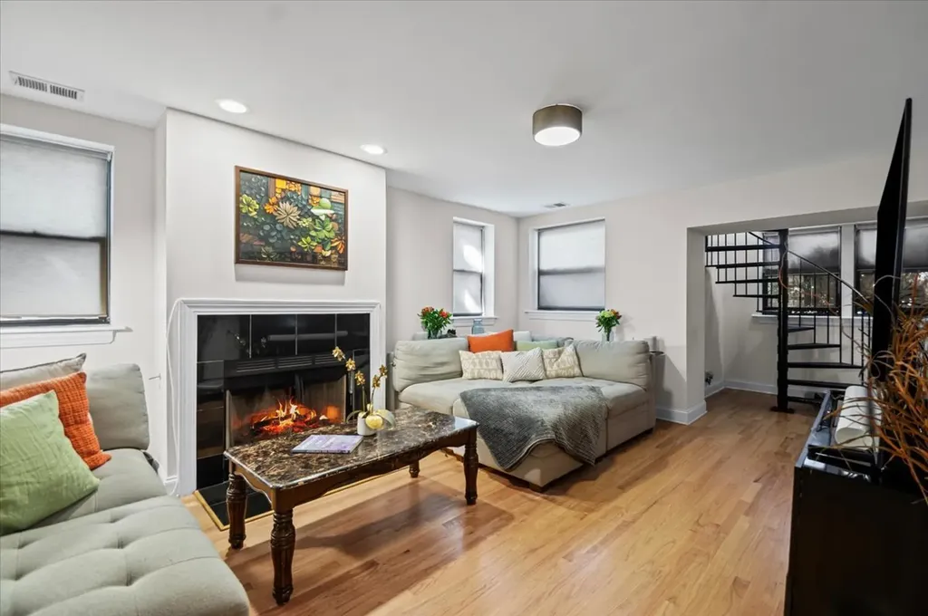 5935 North Magnolia Avenue Chicago IL 60660