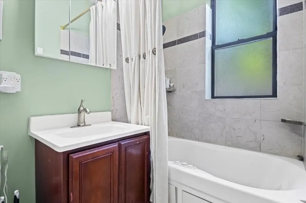 5935 North Magnolia Avenue Chicago IL 60660