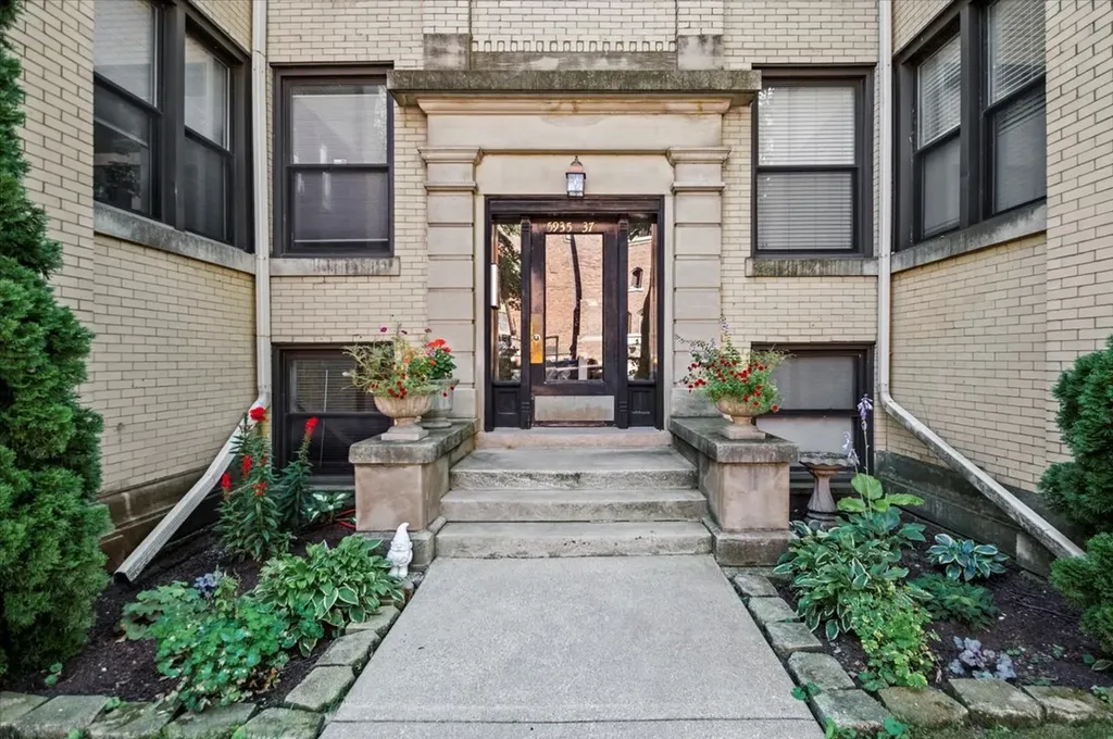 5935 North Magnolia Avenue Chicago IL 60660