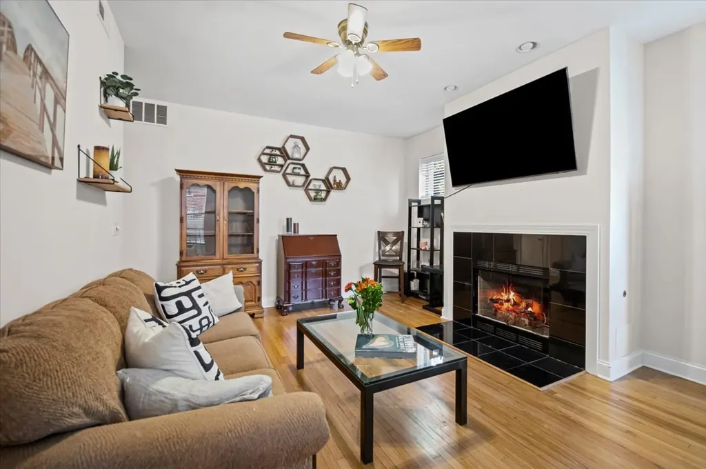 5935 North Magnolia Avenue Chicago IL 60660