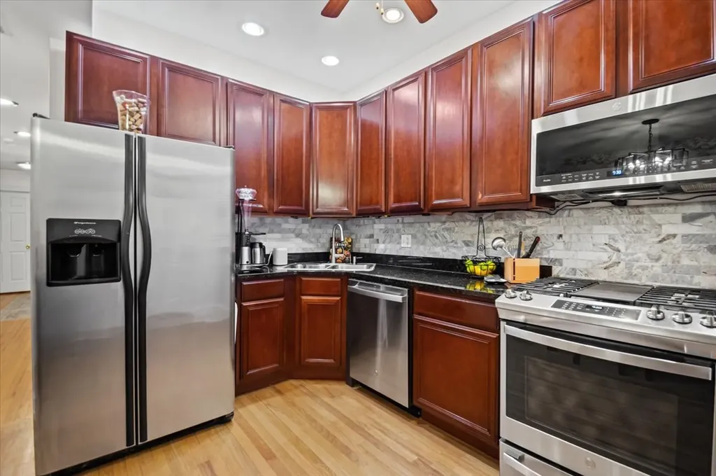 5935 North Magnolia Avenue Chicago IL 60660