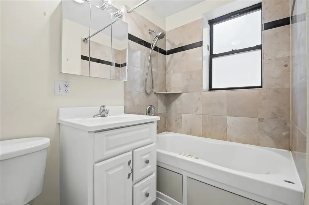 5935 North Magnolia Avenue Chicago IL 60660