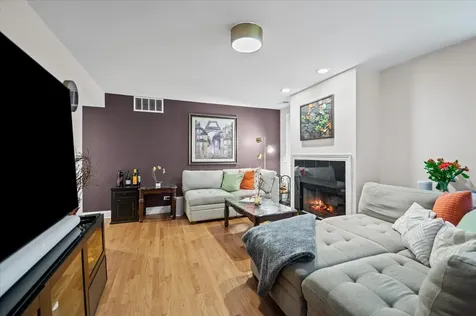 5935 North Magnolia Avenue Chicago IL 60660