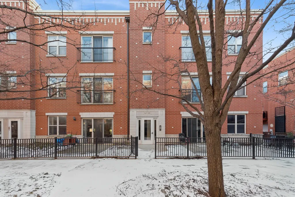 347 East 25th Place Chicago IL 60616