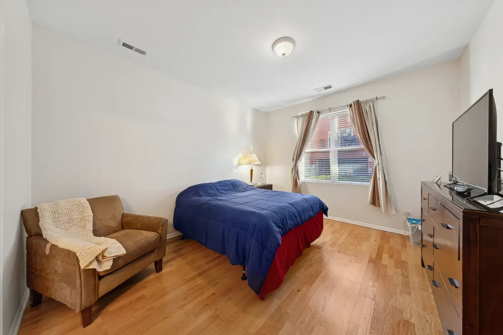 347 East 25th Place Chicago IL 60616