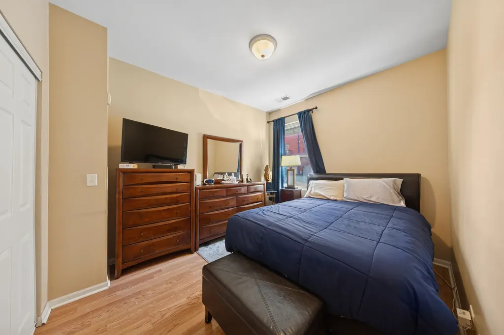 347 East 25th Place Chicago IL 60616