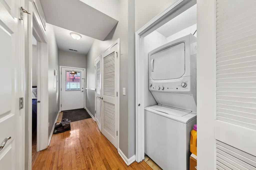 347 East 25th Place Chicago IL 60616