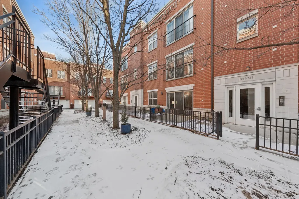 347 East 25th Place Chicago IL 60616