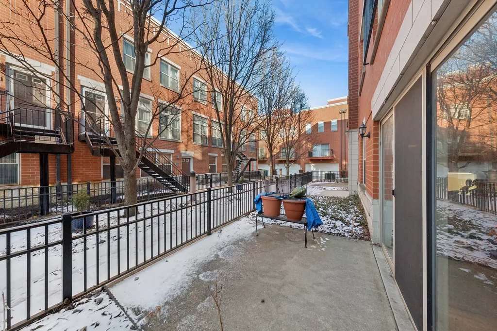 347 East 25th Place Chicago IL 60616