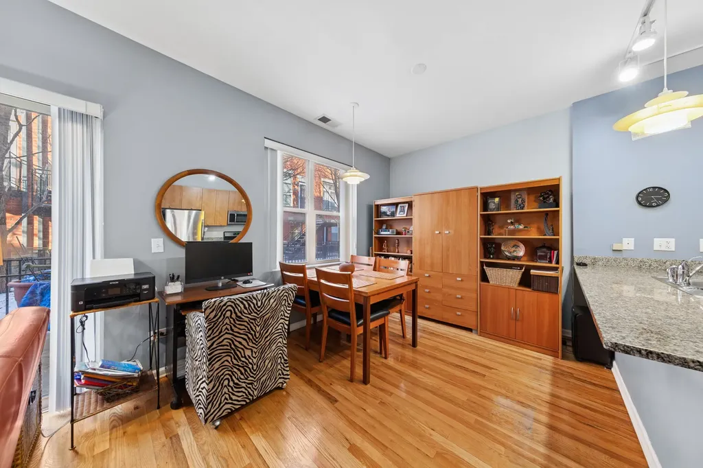347 East 25th Place Chicago IL 60616