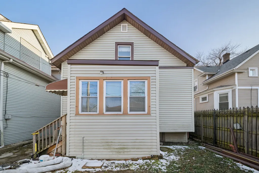 4022 West Eddy Street Chicago IL 60641