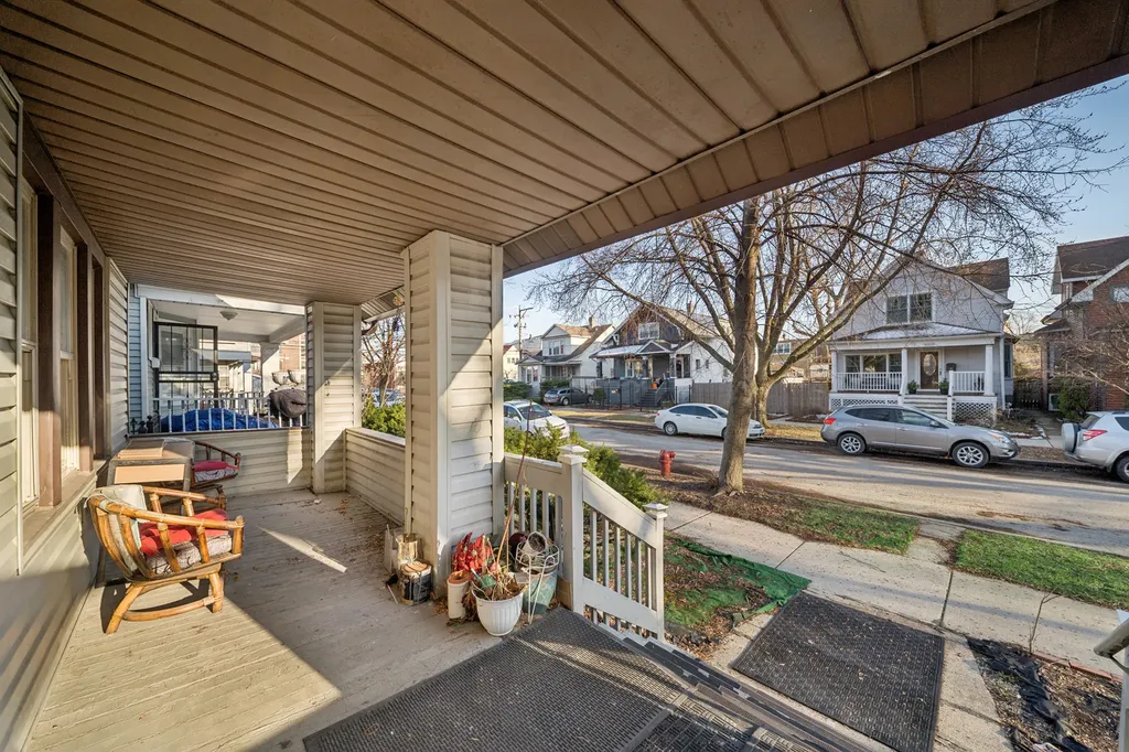 4022 West Eddy Street Chicago IL 60641