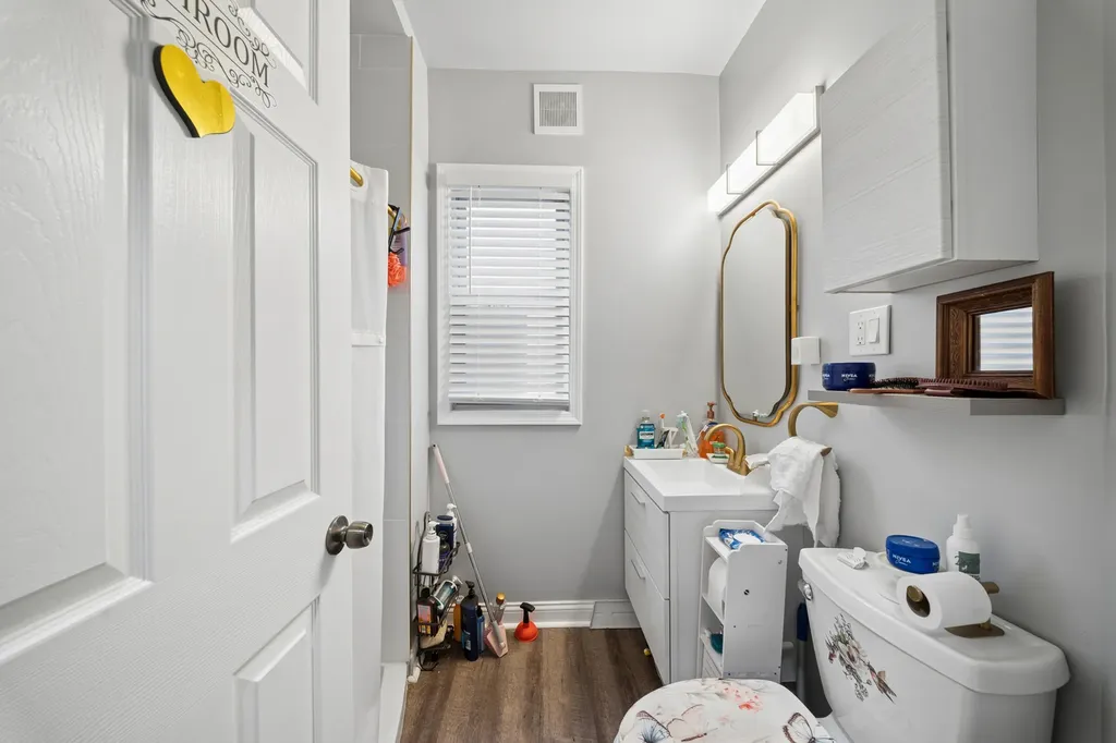 4022 West Eddy Street Chicago IL 60641