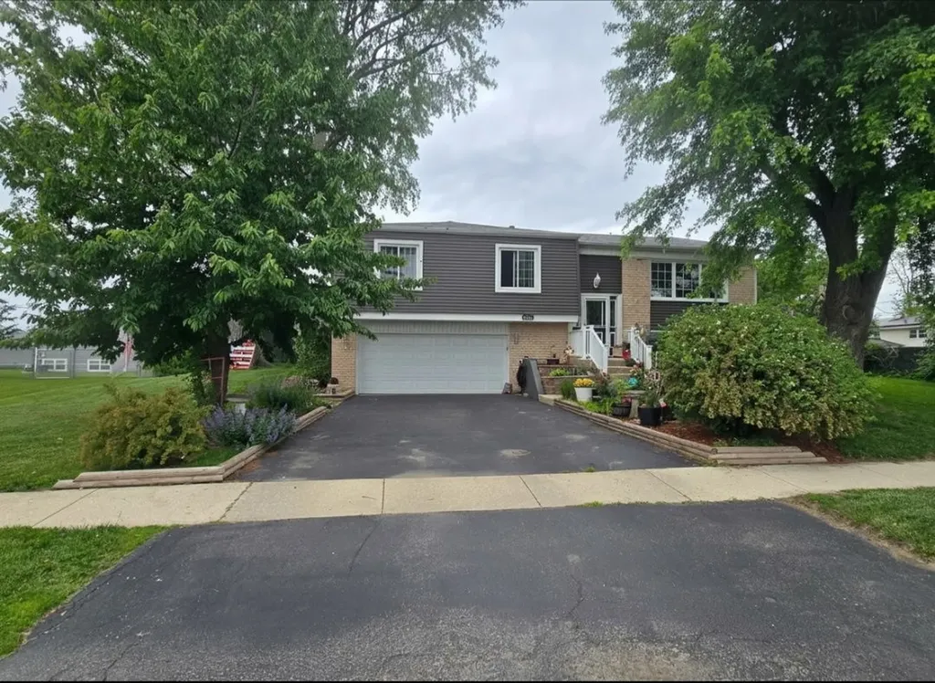 2208 Hiawatha Parkway Woodridge IL 60517