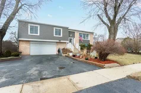 2208 Hiawatha Parkway Woodridge IL 60517