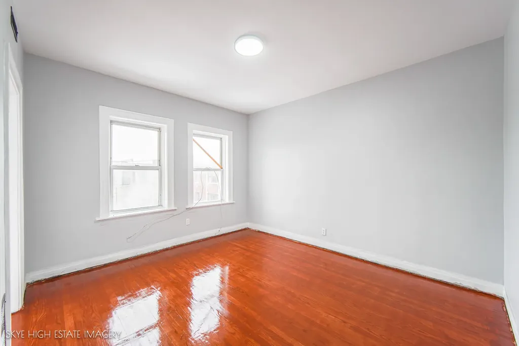 6720 South Paxton Avenue Chicago IL 60649