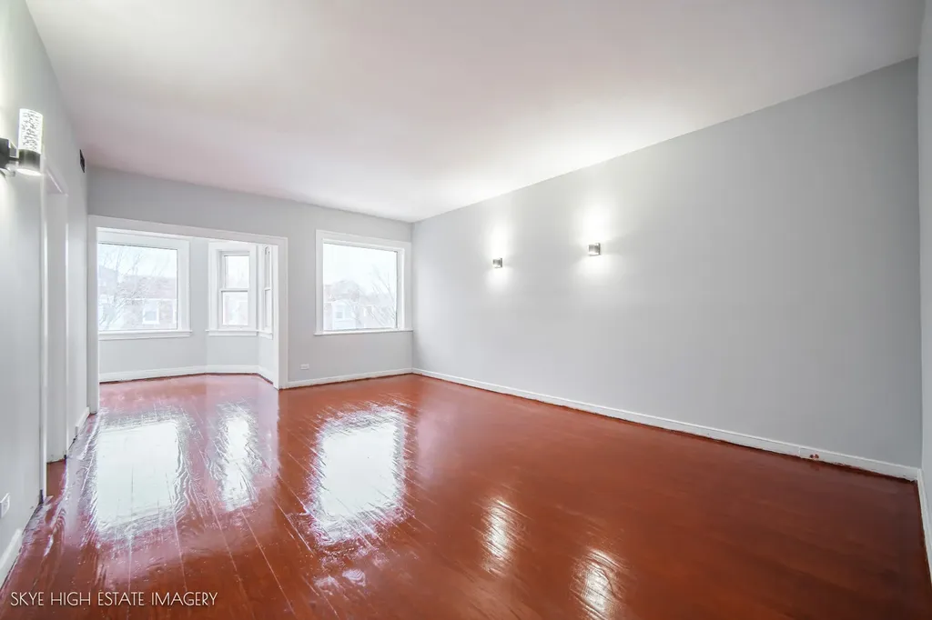 6720 South Paxton Avenue Chicago IL 60649