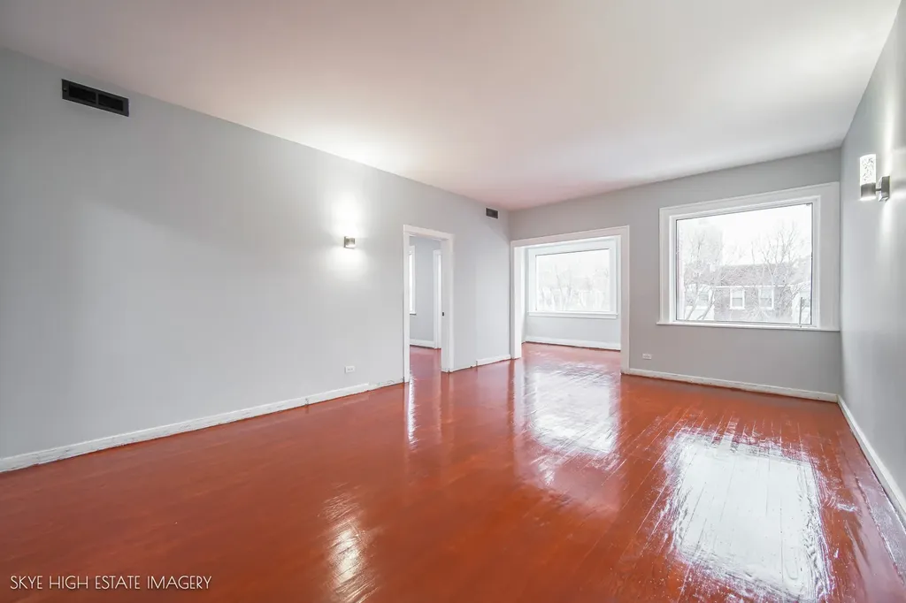 6720 South Paxton Avenue Chicago IL 60649