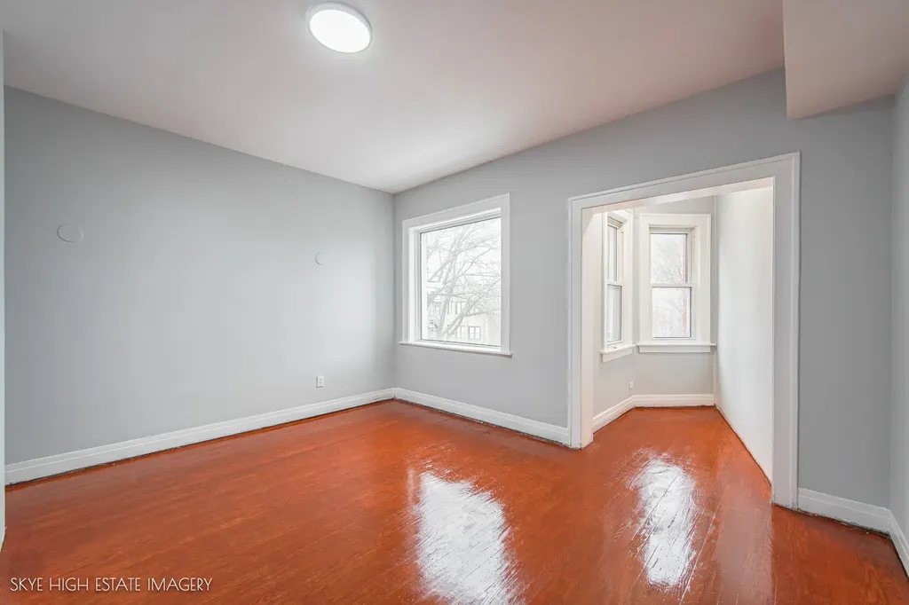 6720 South Paxton Avenue Chicago IL 60649