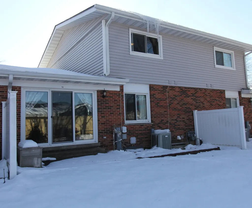 98 Wiltshire Court Schaumburg IL 60193