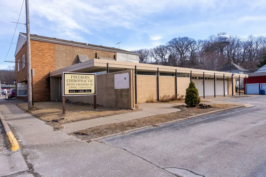 918 16TH Avenue East Moline IL 61244
