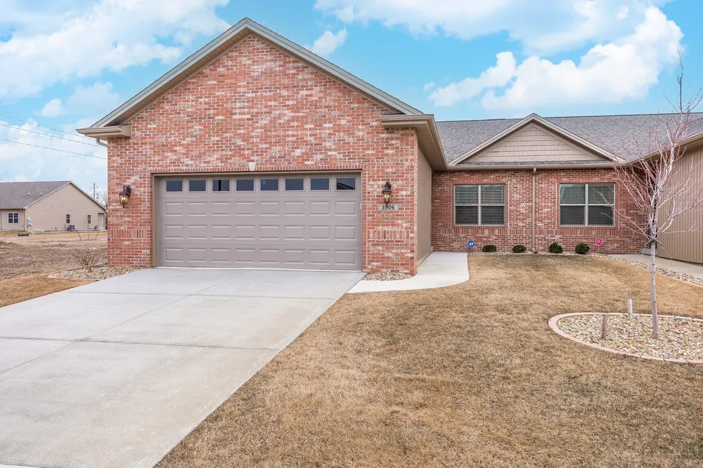 1906 Dunraven Road Bloomington IL 61704