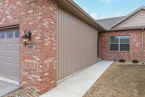 1906 Dunraven Road Bloomington IL 61704