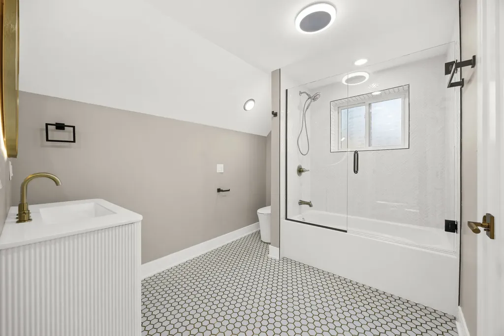 8645 South Bennett Avenue Chicago IL 60617
