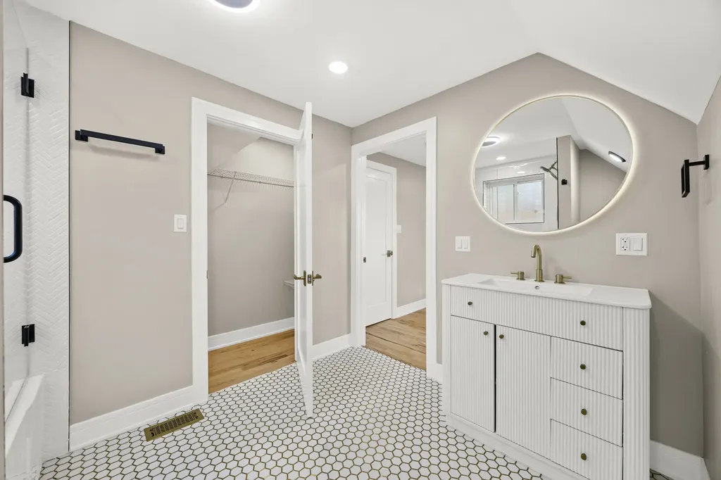 8645 South Bennett Avenue Chicago IL 60617