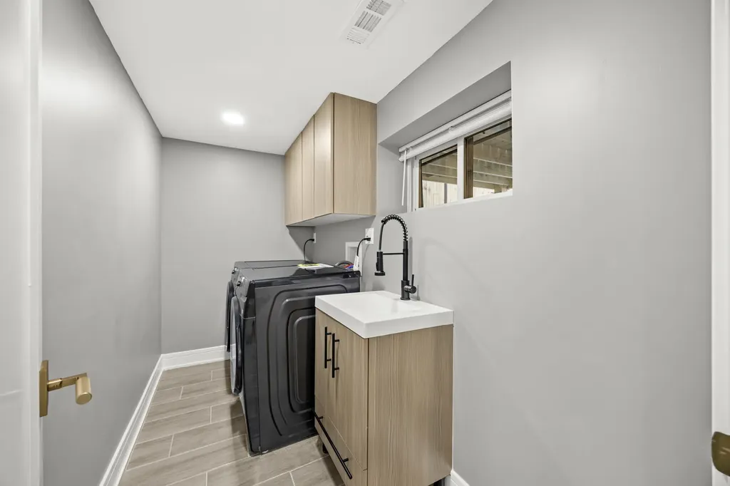8645 South Bennett Avenue Chicago IL 60617
